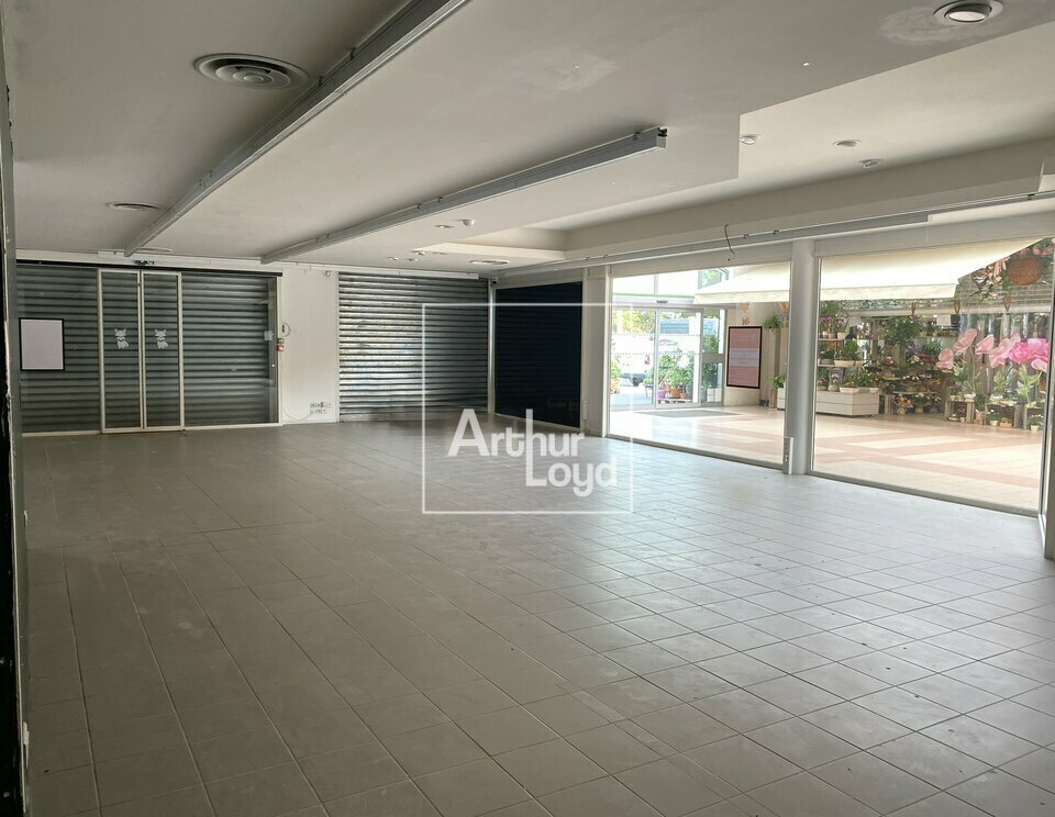 Retail in Rubelles for lease Interior Photo- Image 1 of 3