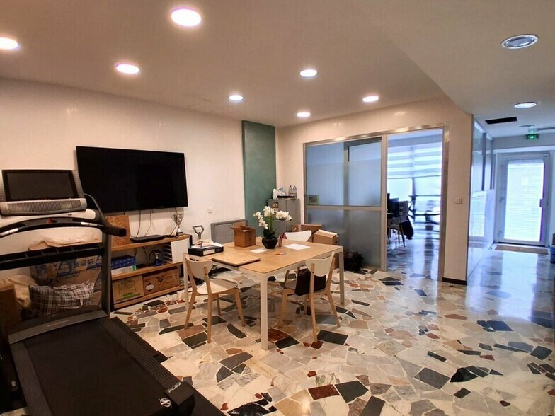 Retail in Nice for sale - Interior Photo - Image 3 of 5