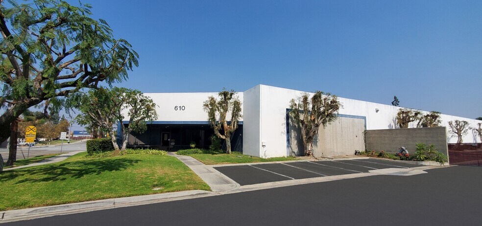 610 S Richfield Rd, Placentia, CA à vendre - Photo du bâtiment - Image 2 de 2