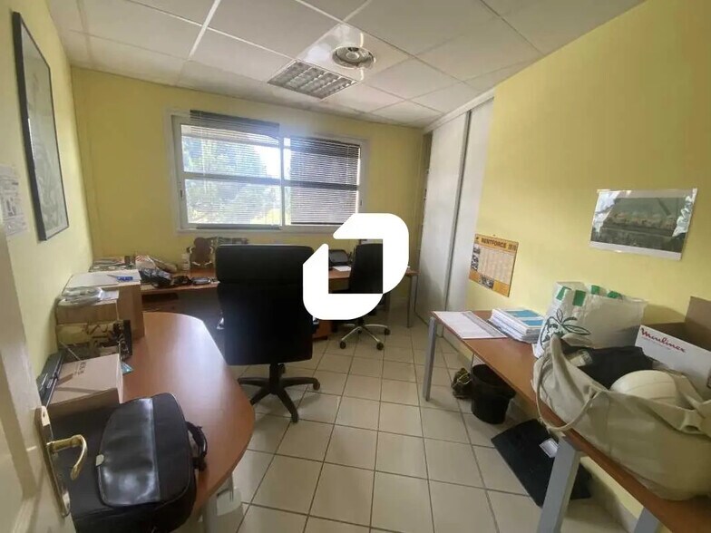 Flex in Eysines for lease - Building Photo - Image 2 of 6