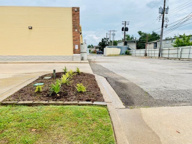 2340 NW 23rd St, Oklahoma City, OK à louer - Photo du bâtiment - Image 3 de 4