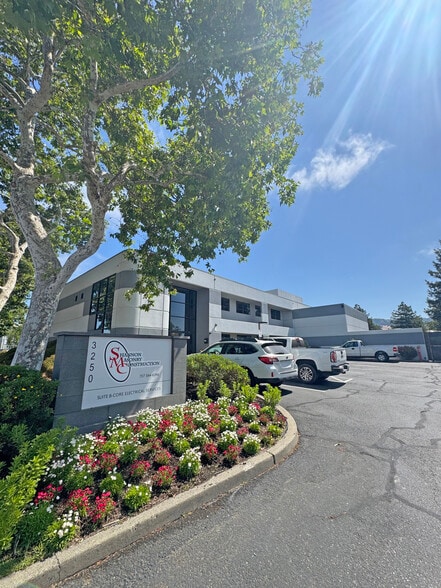 3250 Dutton Ave, Santa Rosa, CA à louer - Photo du bâtiment - Image 1 de 4