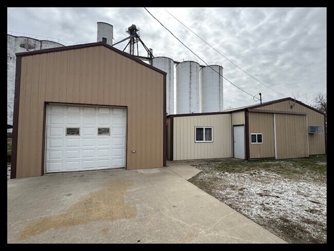 More details for 315 E Maple St, Shelbina, MO - Industrial for Sale