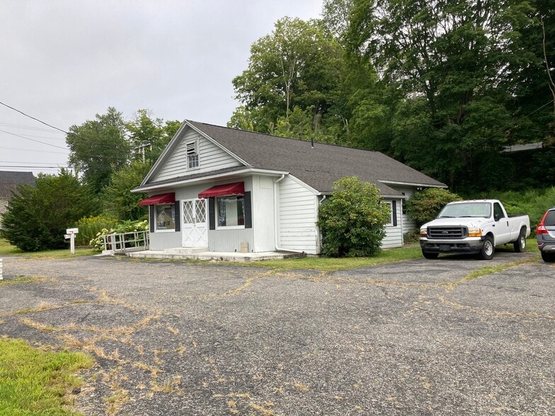 1595 Hartford New London Tpke, Oakdale, CT à vendre - Photo du bâtiment - Image 2 de 10