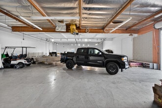 8116-8144 Deering Ave, Canoga Park, CA à louer Photo intérieure- Image 2 de 8