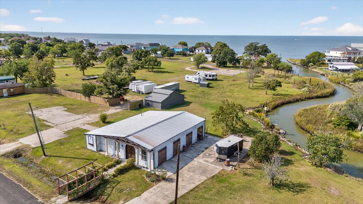 311 Bayside Dr, Anahuac, TX à vendre Photo principale- Image 1 de 4