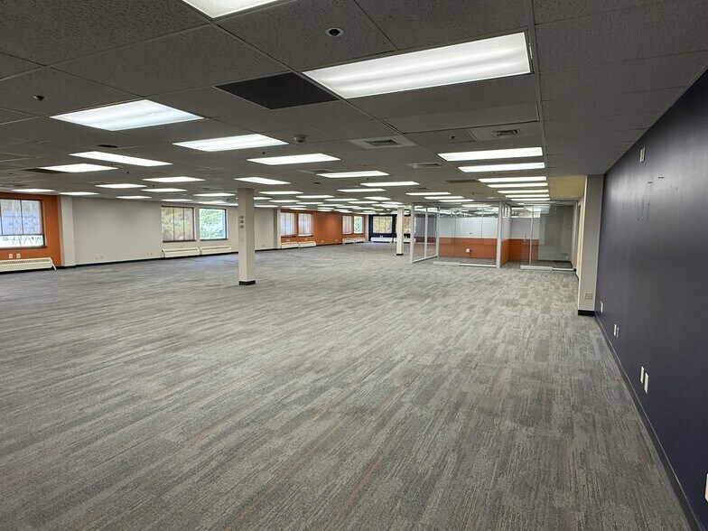 2460 Kerper Blvd, Dubuque, IA for lease - Building Photo - Image 3 of 10