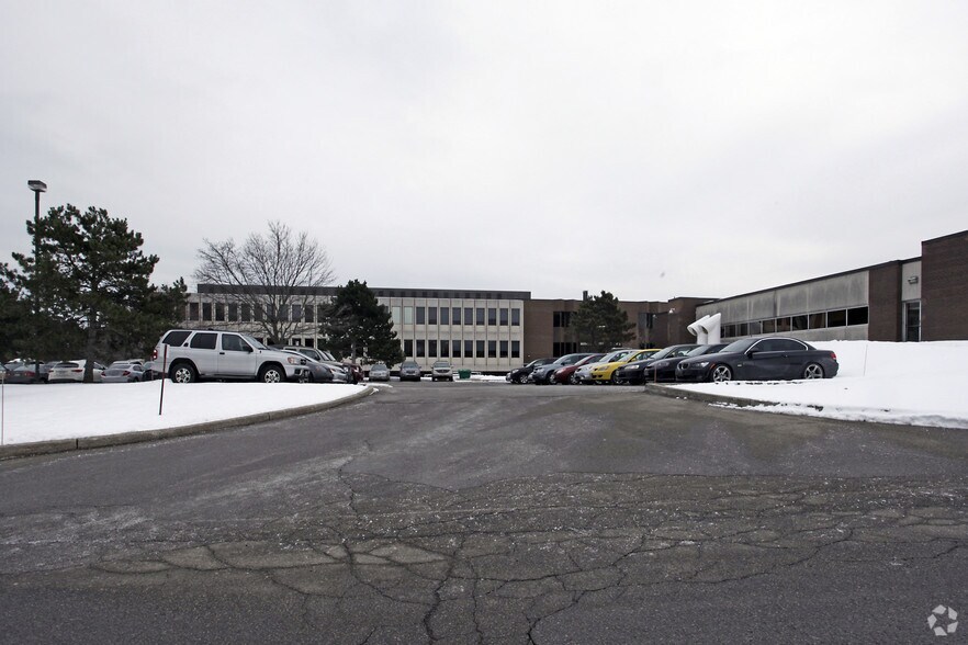2489 N Sheridan Way, Mississauga, ON à vendre - Photo du bâtiment - Image 3 de 4