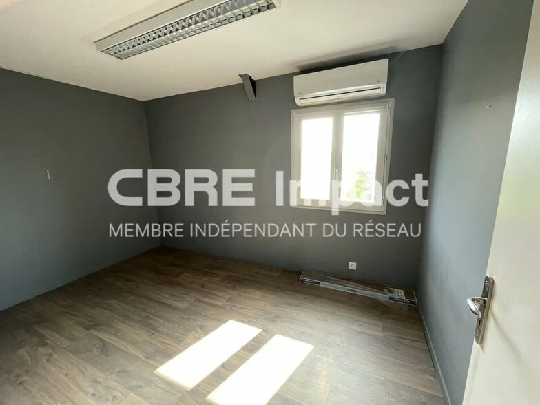 Flex in Reims for lease - Interior Photo - Image 2 of 9