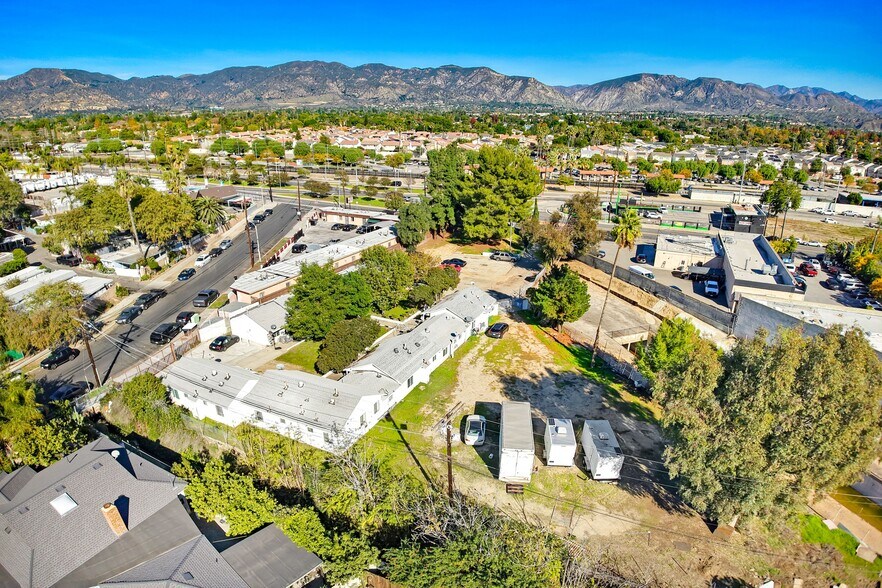 12215 San Fernando Rd, Sylmar, CA à vendre - Photo du bâtiment - Image 2 de 9