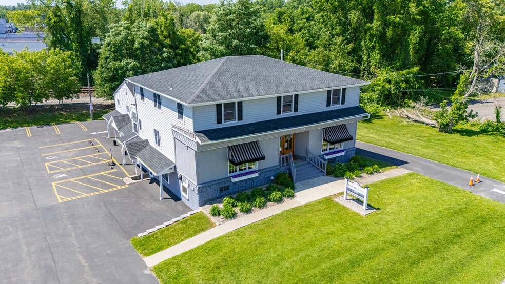 581 Whitney Rd W, Fairport, NY for sale - Building Photo - Image 2 of 26