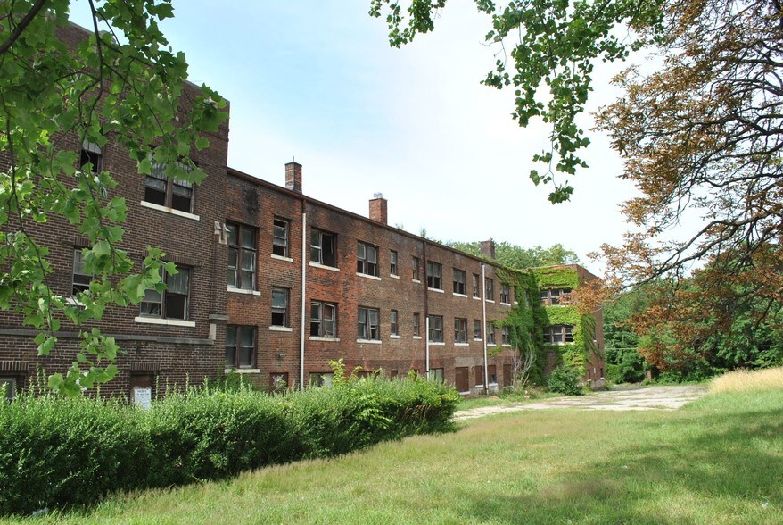 1835 Noble Rd, East Cleveland, OH à vendre - Photo du bâtiment - Image 2 de 12