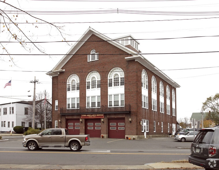 135 Maple St, Danvers, MA for sale - Primary Photo - Image 2 of 4
