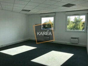 Office in Magny-le-Hongre for lease Building Photo- Image 2 of 3