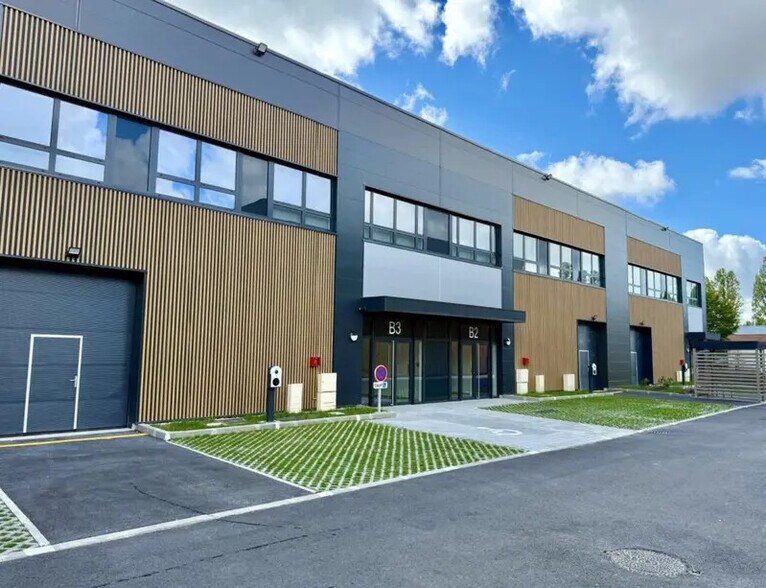 8 Rue Denis Papin, Trappes for lease - Building Photo - Image 1 of 10