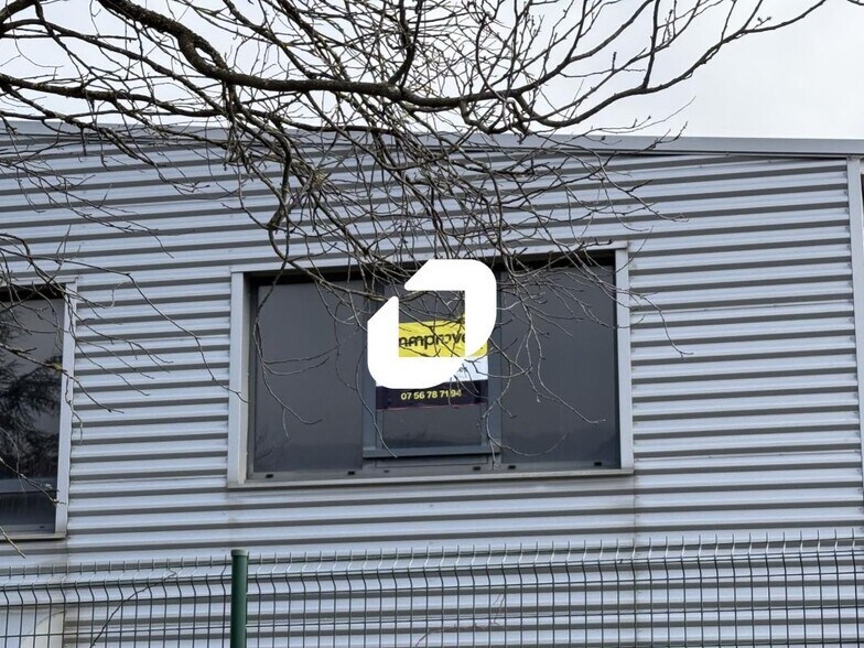 Bureau dans Seyssins à louer - Photo du bâtiment - Image 1 de 8