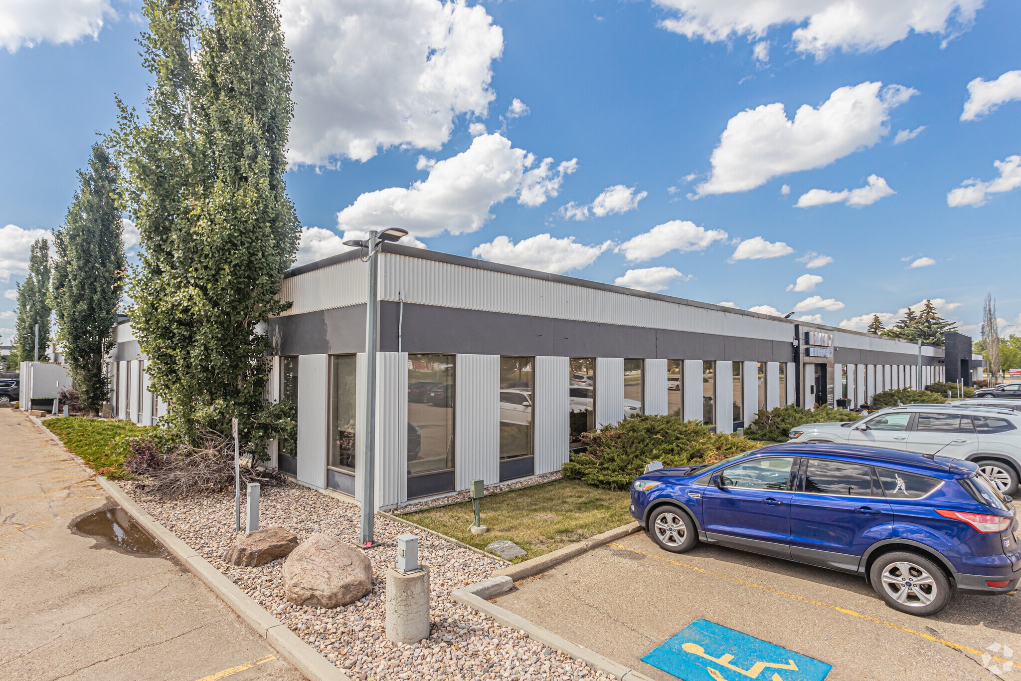 13140 St Albert Trl NW, Edmonton, AB à louer Photo principale- Image 1 de 6