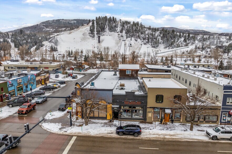 907 Lincoln Ave, Steamboat Springs, CO à vendre - Photo du bâtiment - Image 2 de 22