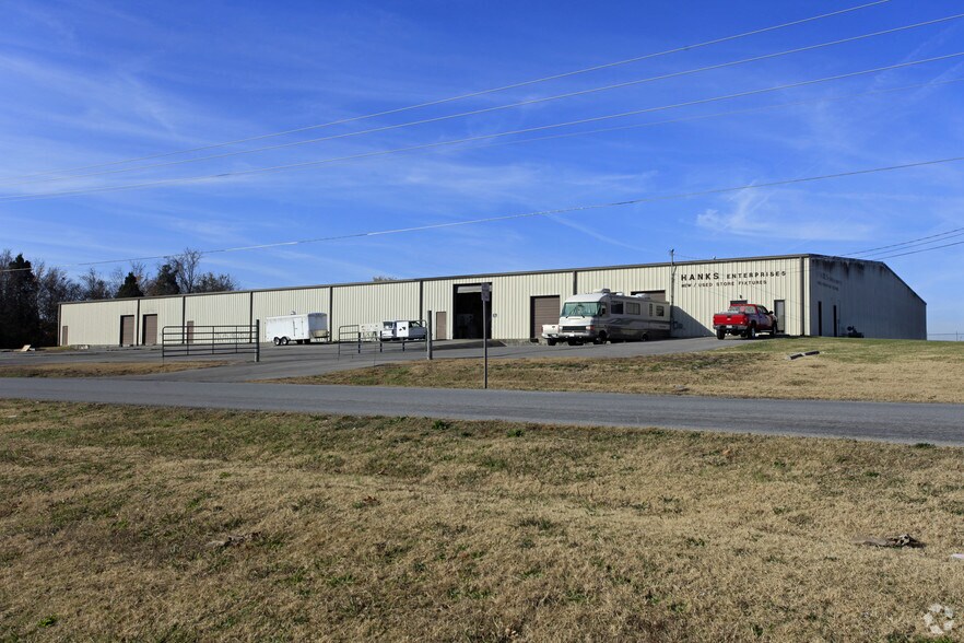 201 Gils St, Smyrna, TN à louer - Photo du bâtiment - Image 3 de 3