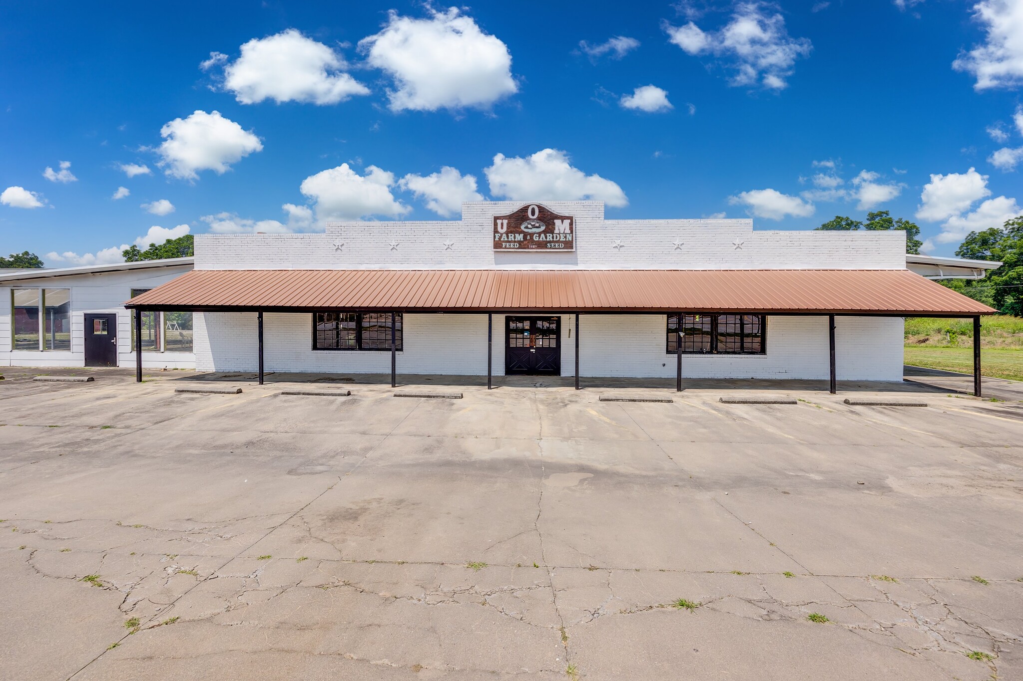 421 N Pinckney Land & Commercial Space portfolio of 2 properties for sale on LoopNet.ca Building Photo- Image 1 of 28