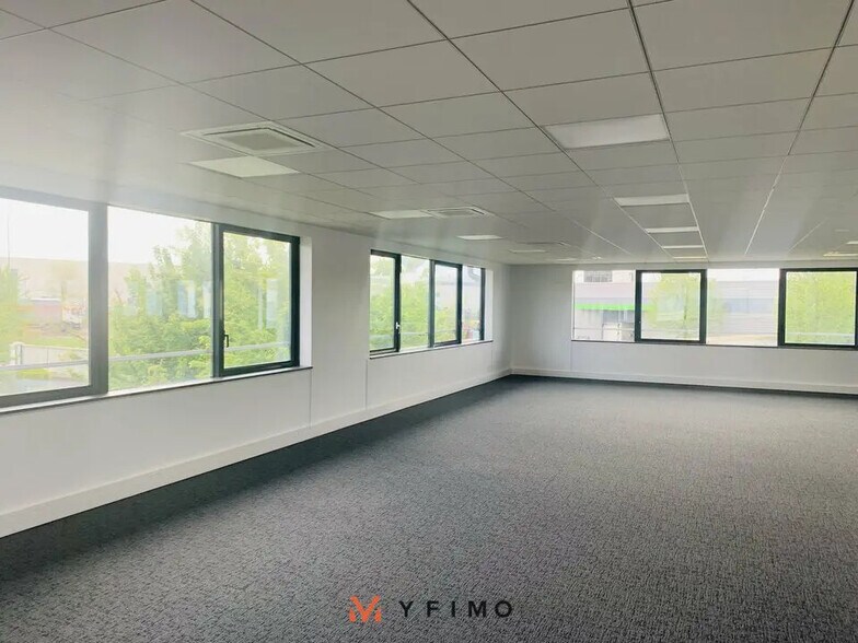 Bureau dans Guyancourt à louer - Photo du bâtiment - Image 3 de 4