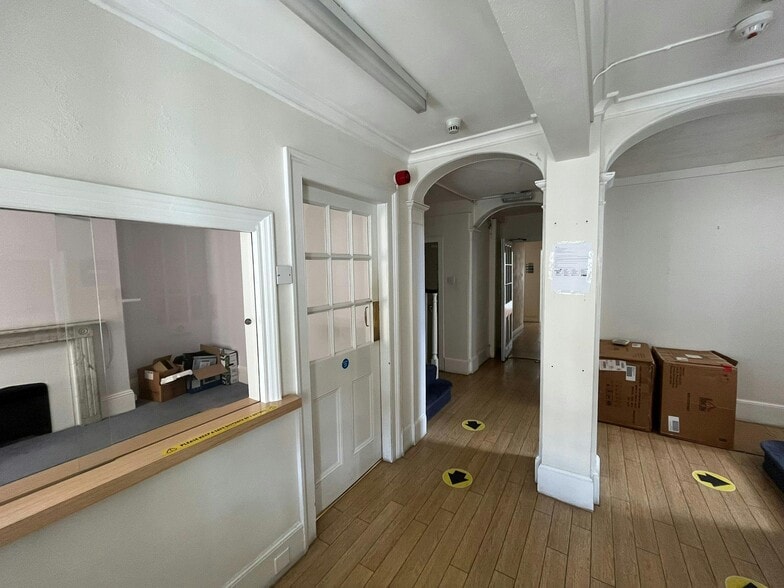 10-11 Easton St, High Wycombe for sale - Interior Photo - Image 2 of 13