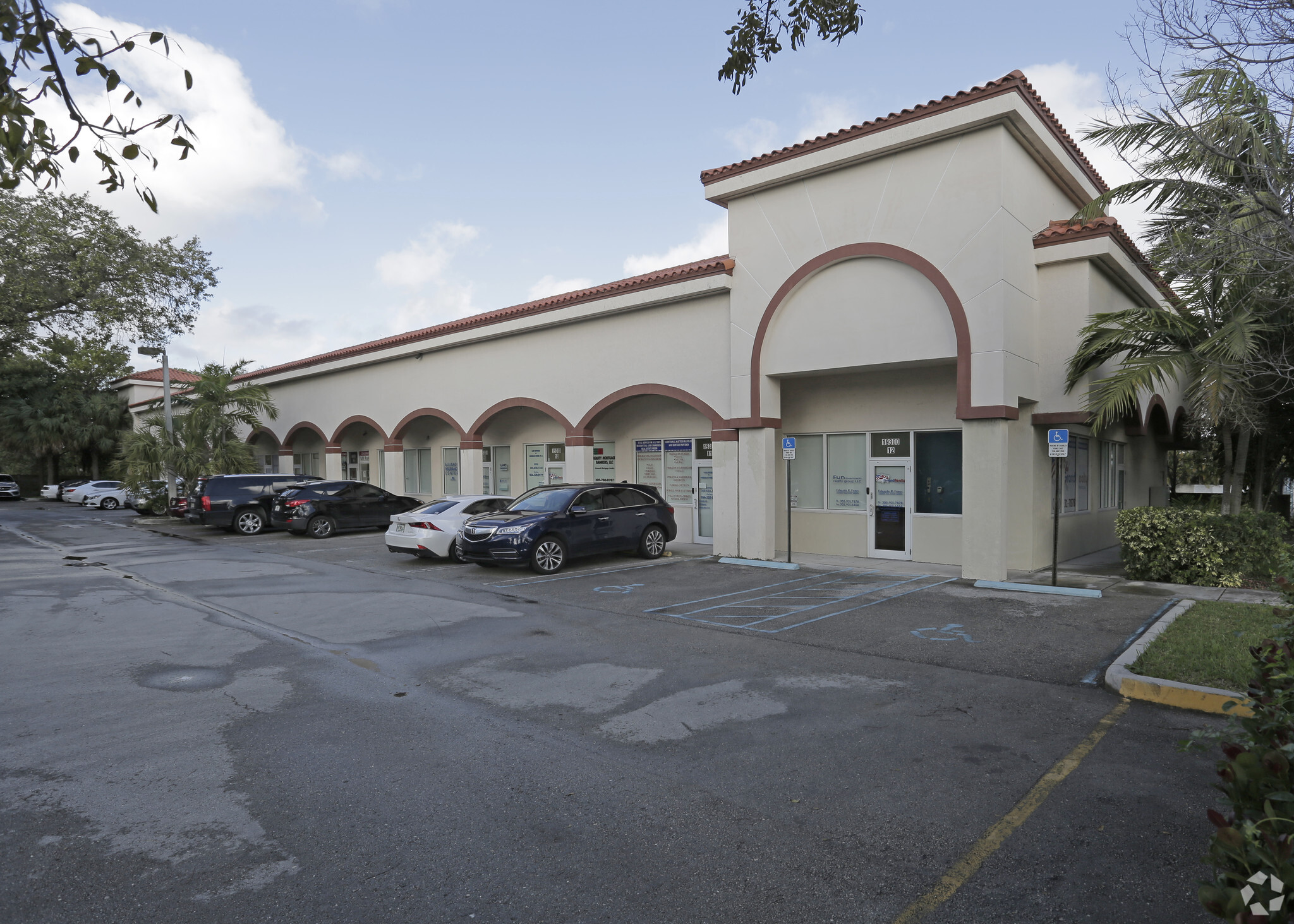 19300 W Dixie Hwy, Miami, FL à louer Photo principale- Image 1 de 11