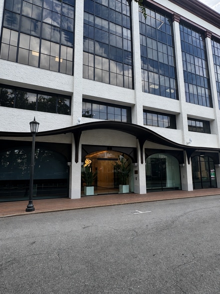 33 Bull St, Savannah, GA for lease - Building Photo - Image 1 of 3