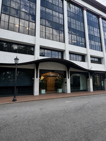 33 Bull St, Savannah, GA à louer - Photo du bâtiment - Image 1 de 3