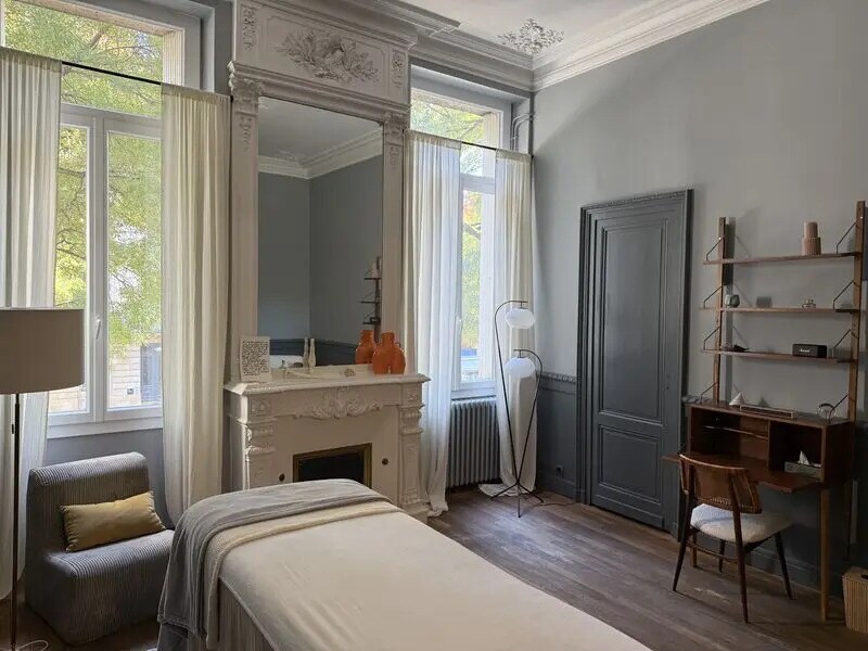 Office in Bordeaux for lease Interior Photo- Image 1 of 4