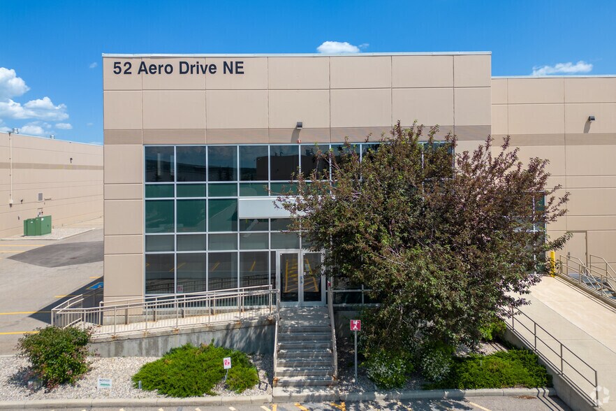 52 Aero Dr NE, Calgary, AB à louer - Photo du bâtiment - Image 3 de 5