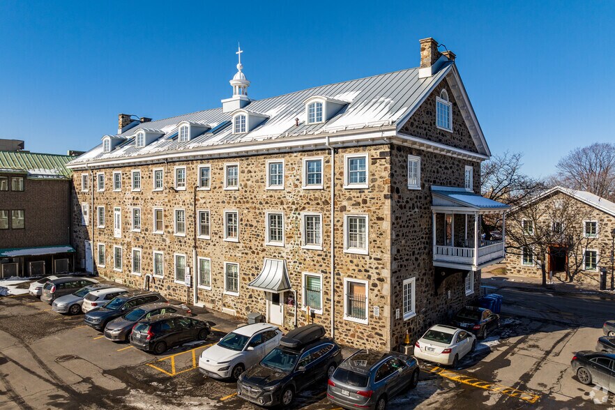 32 Rue Saint-Charles, Longueuil, QC à louer - Photo du bâtiment - Image 2 de 33