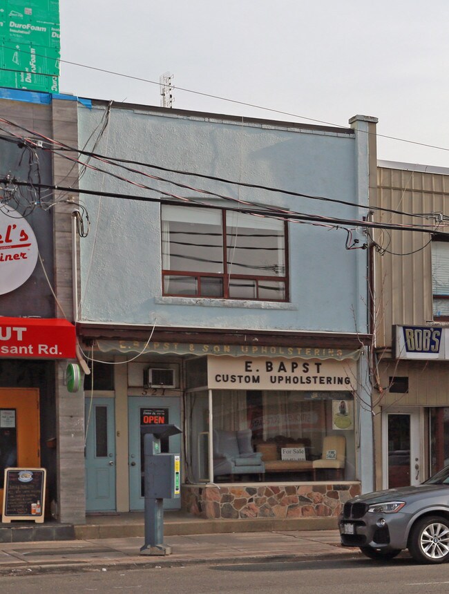 Plus de détails pour 521 Mt Pleasant Rd, Toronto, ON - Commerce de détail à vendre