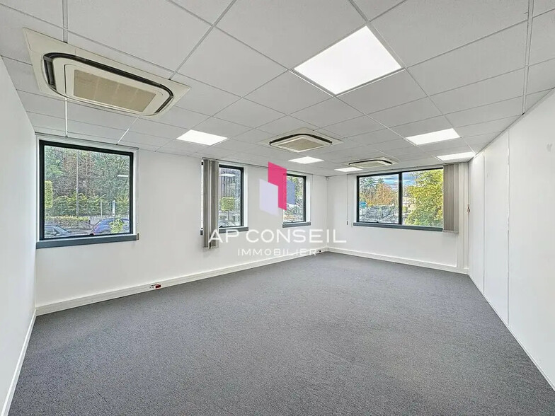 Office in Saint-Germain-en-Laye for lease - Interior Photo - Image 2 of 20