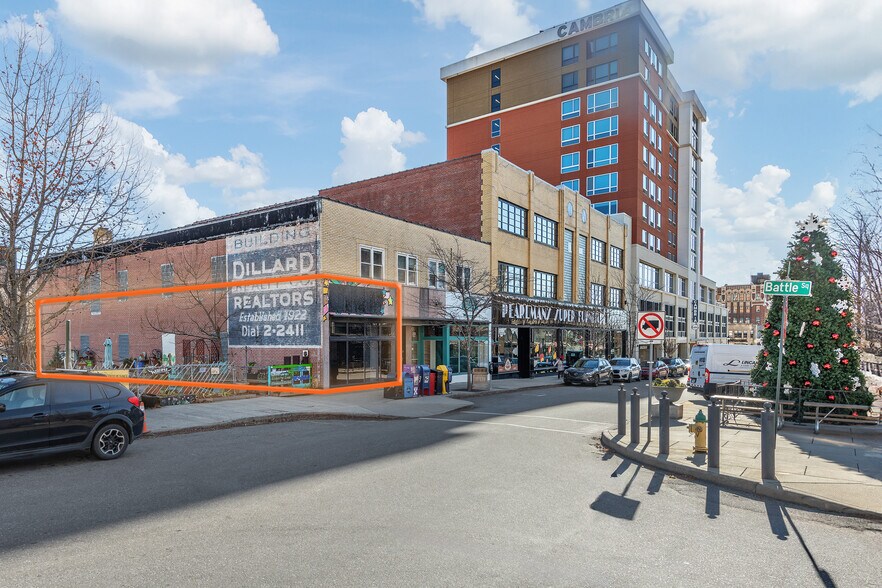 29 Page Ave, Asheville, NC à louer - Photo du bâtiment - Image 3 de 10