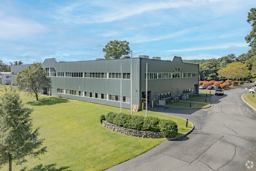 243-247 Route 100, Somers Township, NY à louer - Photo du bâtiment - Image 2 de 27