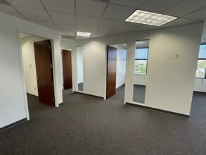 11300 4th St N, Saint Petersburg, FL à louer Photo intérieure- Image 2 de 3