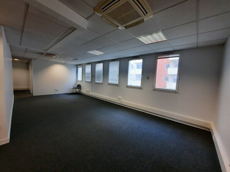 Office in Rouen for lease - Building Photo - Image 3 of 11