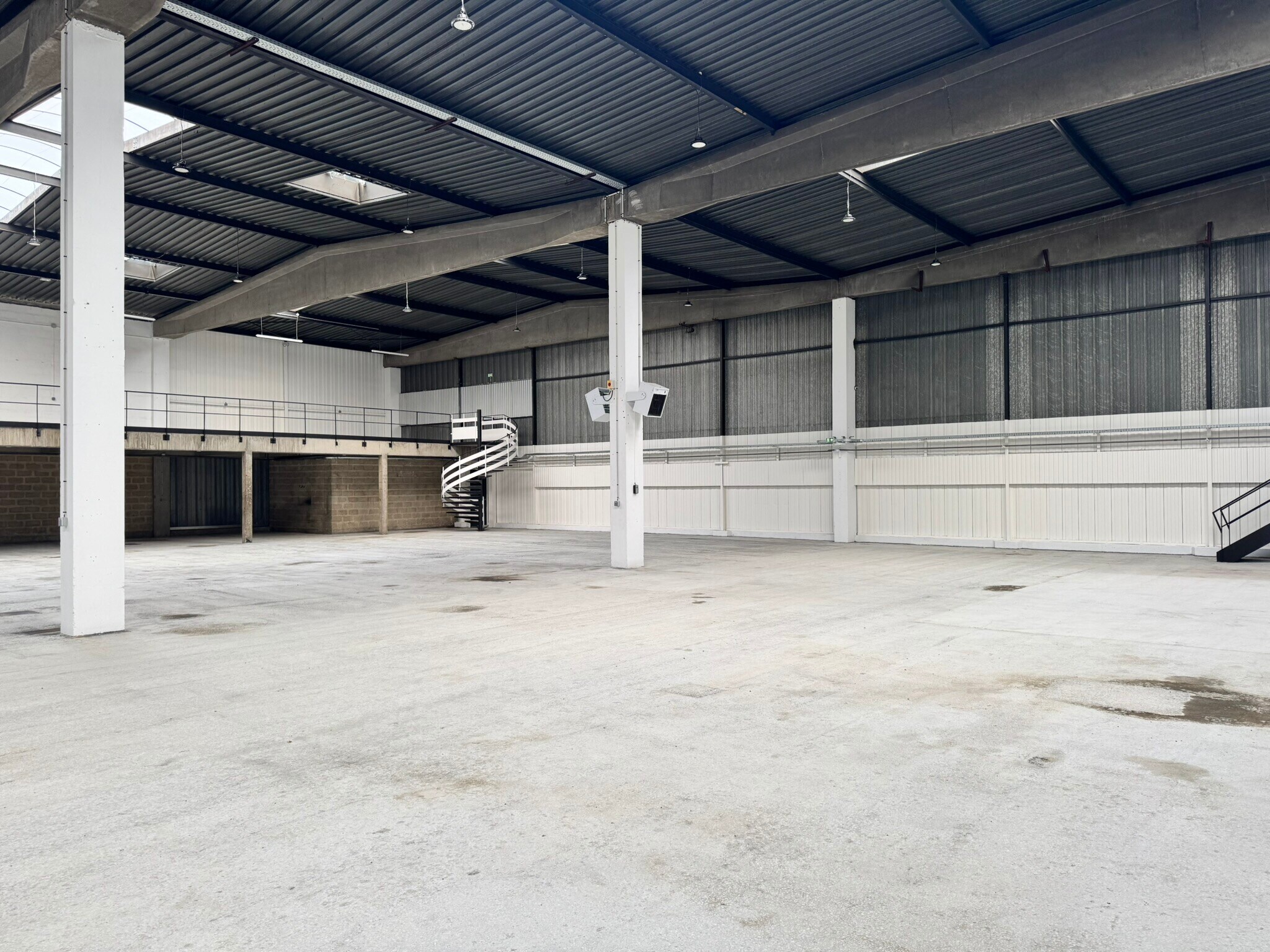 Industrial in Saint-Ouen-l'Aumône for lease Interior Photo- Image 1 of 13