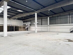 Industrial in Saint-Ouen-l'Aumône for lease Interior Photo- Image 1 of 13