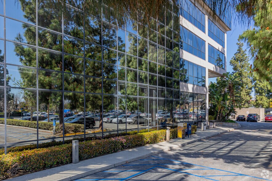 12966 Euclid St, Garden Grove, CA à louer - Photo du bâtiment - Image 3 de 7