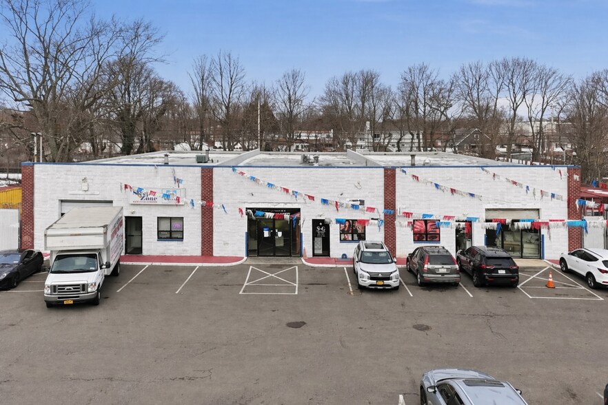 9-13 Pine Aire Dr, Bay Shore, NY à vendre - Photo du bâtiment - Image 1 de 17