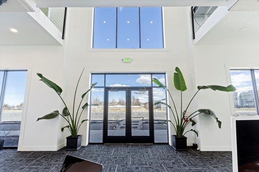 1042 3000 N, Layton, UT for sale - Lobby - Image 3 of 39