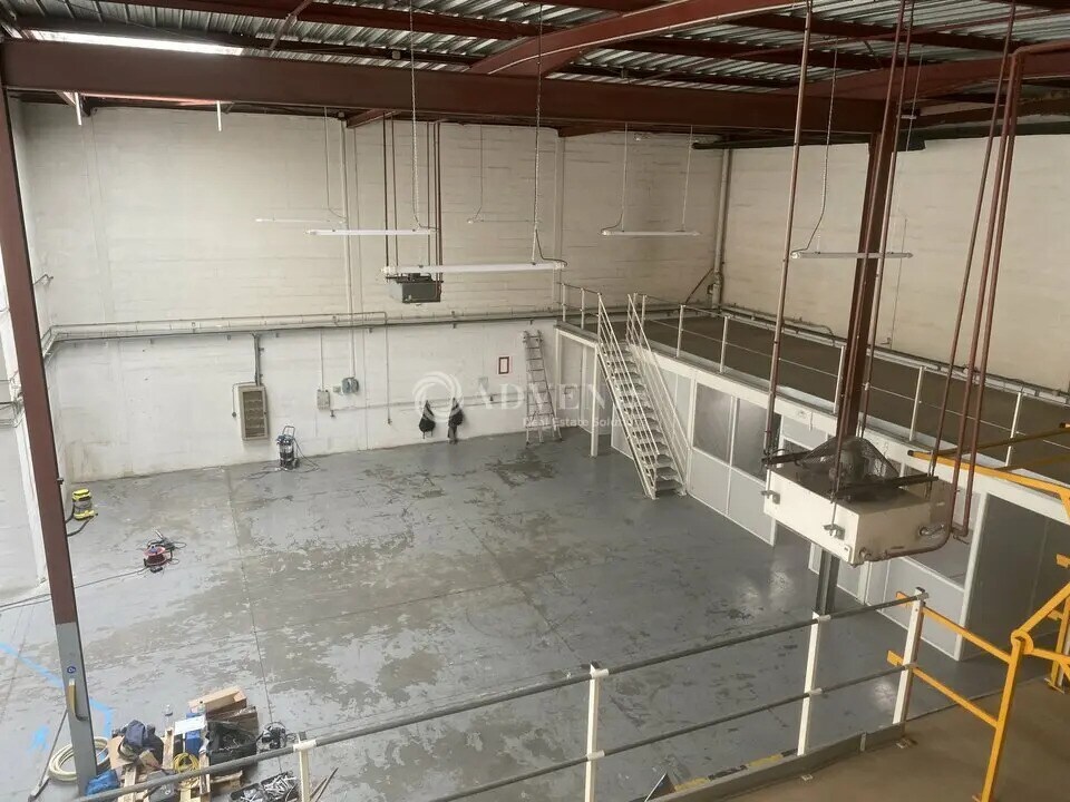 Industrial in Trappes for lease Building Photo- Image 1 of 6