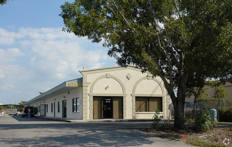 5760 Shirley St, Naples, FL à vendre - Photo du bâtiment - Image 2 de 5