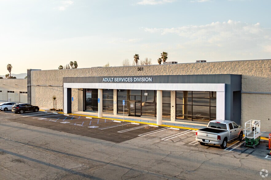 501-573 N San Jacinto St, Hemet, CA à louer - Photo du bâtiment - Image 1 de 10