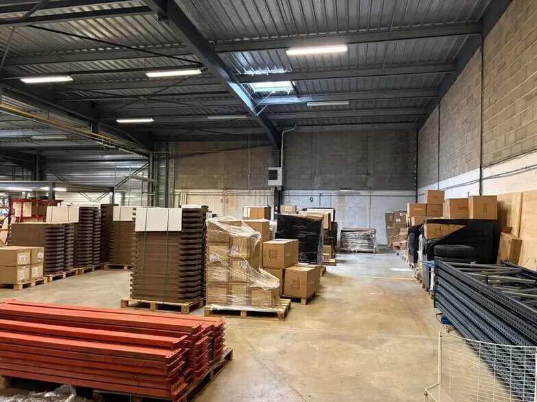 Flex in Saint-Priest for lease - Interior Photo - Image 3 of 5