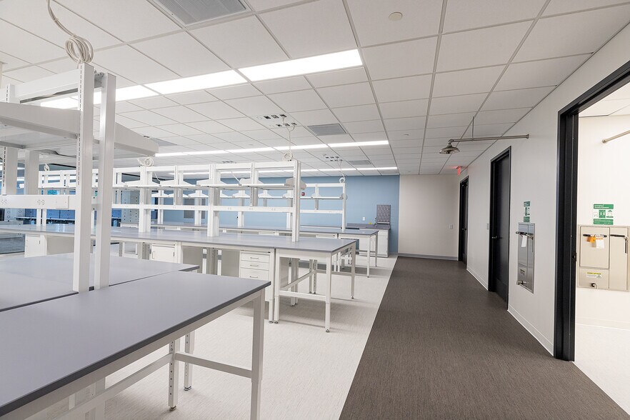 28 Crosby Dr, Bedford, MA for lease - Building Photo - Image 3 of 15