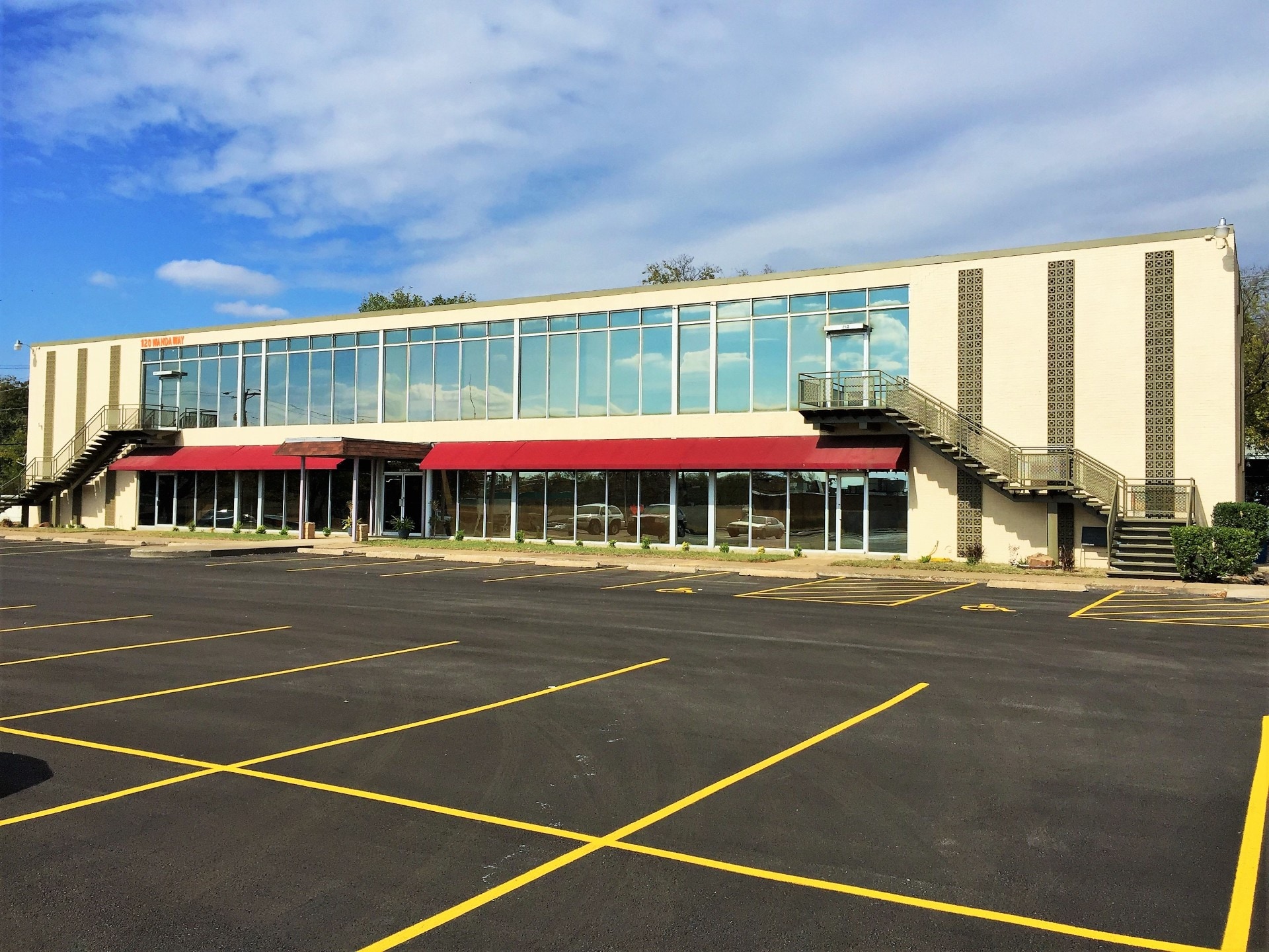 120 Wanda Way, Hurst, TX for lease Primary Photo- Image 1 of 8