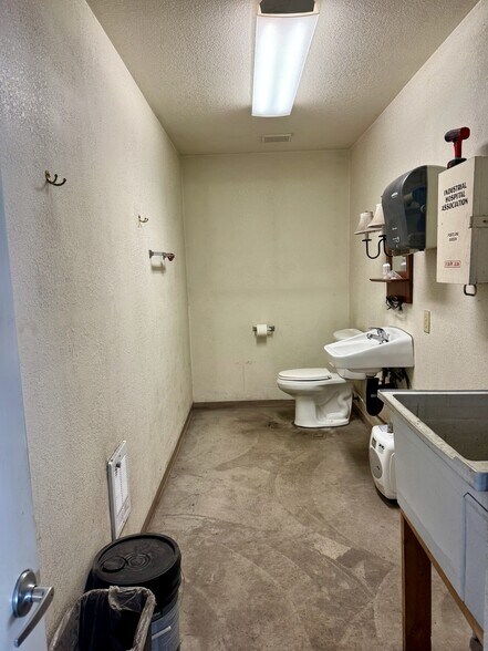 1225 Adams St, Klamath Falls, OR à vendre - Photo du bâtiment - Image 3 de 18